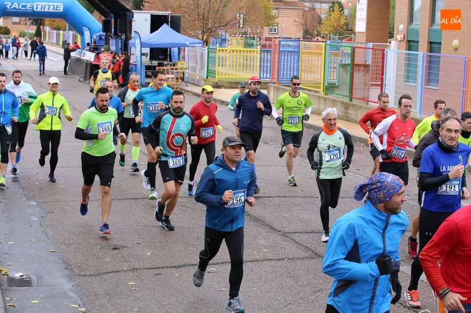 Foto 11 - Un centenar de personas toman parte en la carrera y marcha de kil&oacute;metros solidarios