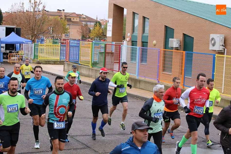 Foto 10 - Un centenar de personas toman parte en la carrera y marcha de kil&oacute;metros solidarios