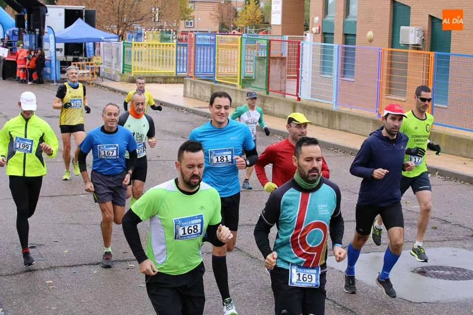Foto 9 - Un centenar de personas toman parte en la carrera y marcha de kil&oacute;metros solidarios