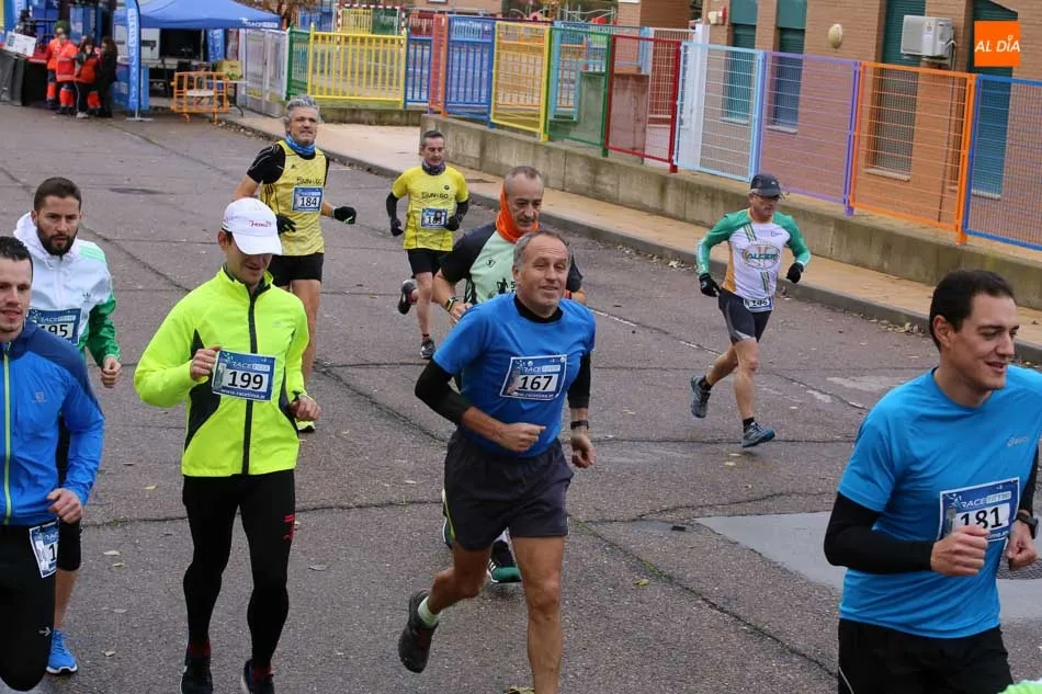 Foto 8 - Un centenar de personas toman parte en la carrera y marcha de kil&oacute;metros solidarios