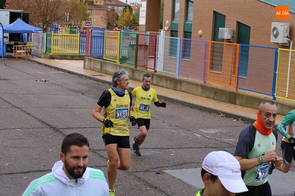 Foto 7 - Un centenar de personas toman parte en la carrera y marcha de kil&oacute;metros solidarios