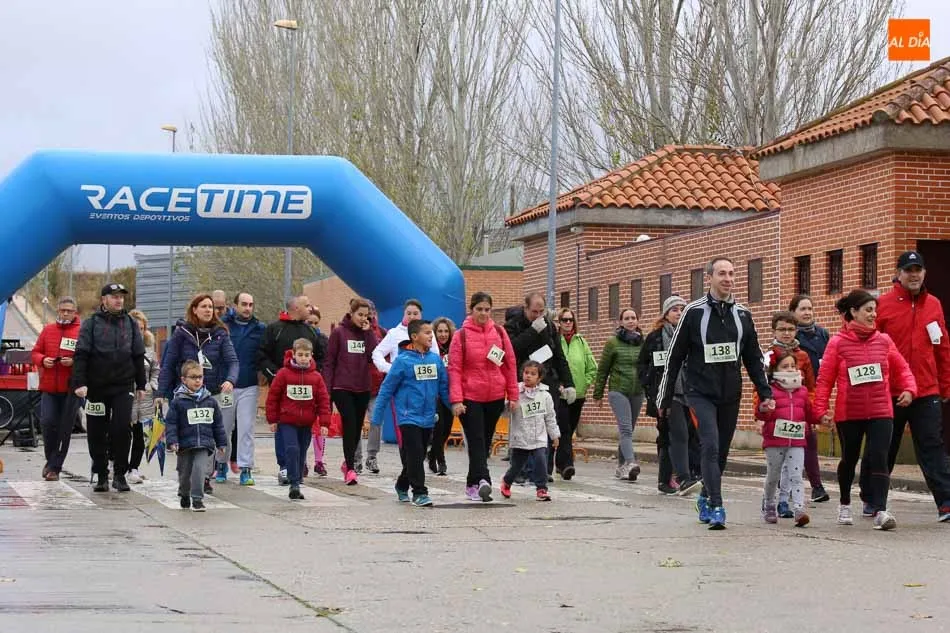 Foto 6 - Un centenar de personas toman parte en la carrera y marcha de kil&oacute;metros solidarios