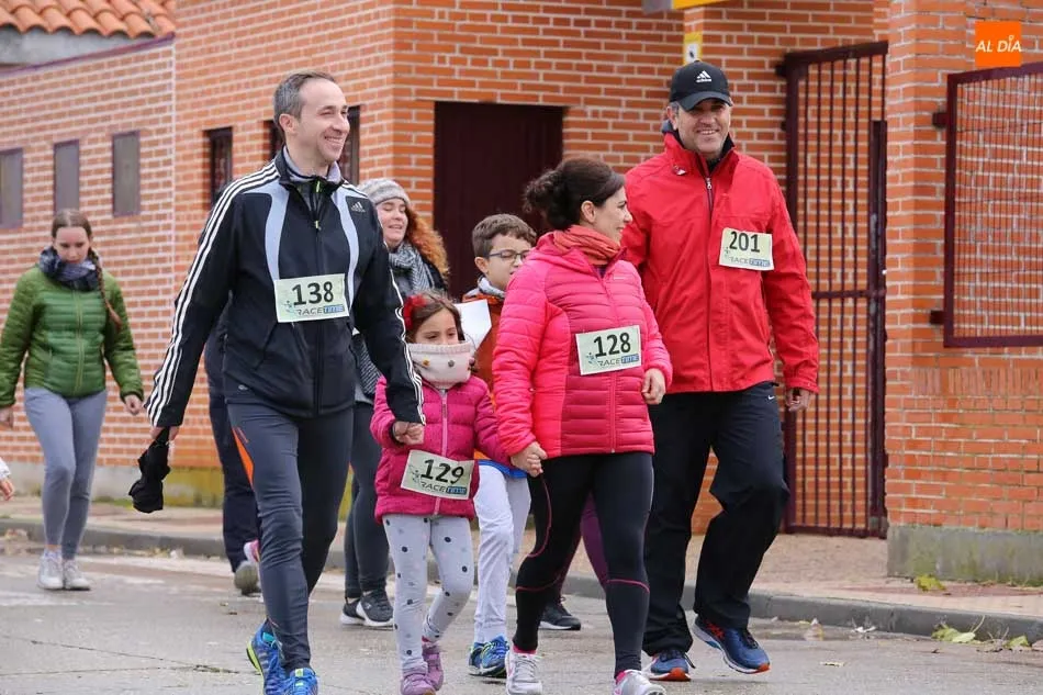 Foto 5 - Un centenar de personas toman parte en la carrera y marcha de kil&oacute;metros solidarios