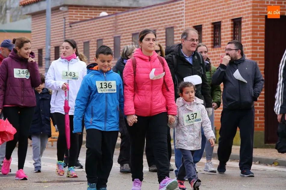 Foto 4 - Un centenar de personas toman parte en la carrera y marcha de kil&oacute;metros solidarios