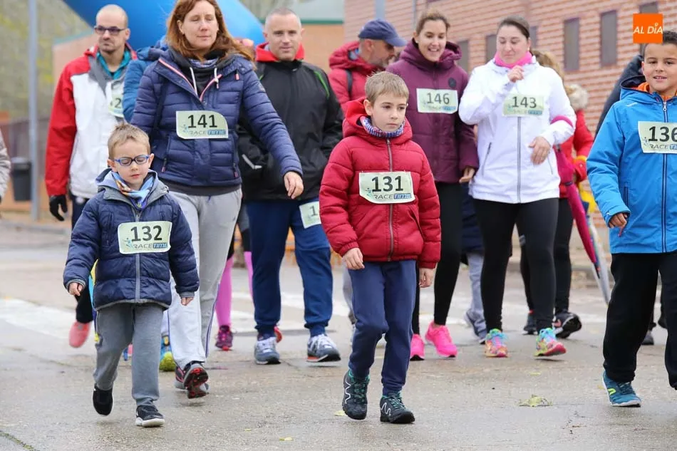 Foto 3 - Un centenar de personas toman parte en la carrera y marcha de kil&oacute;metros solidarios