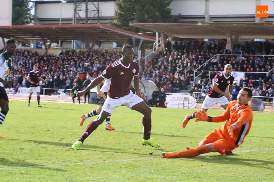 Moussa remata a puerta en la acción del gol del Salamanca UDS