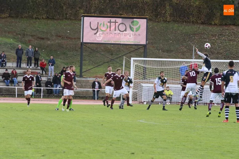 Antonio Amaro (centro de la imagen) defienda una jugada junto al resto de sus compañeros