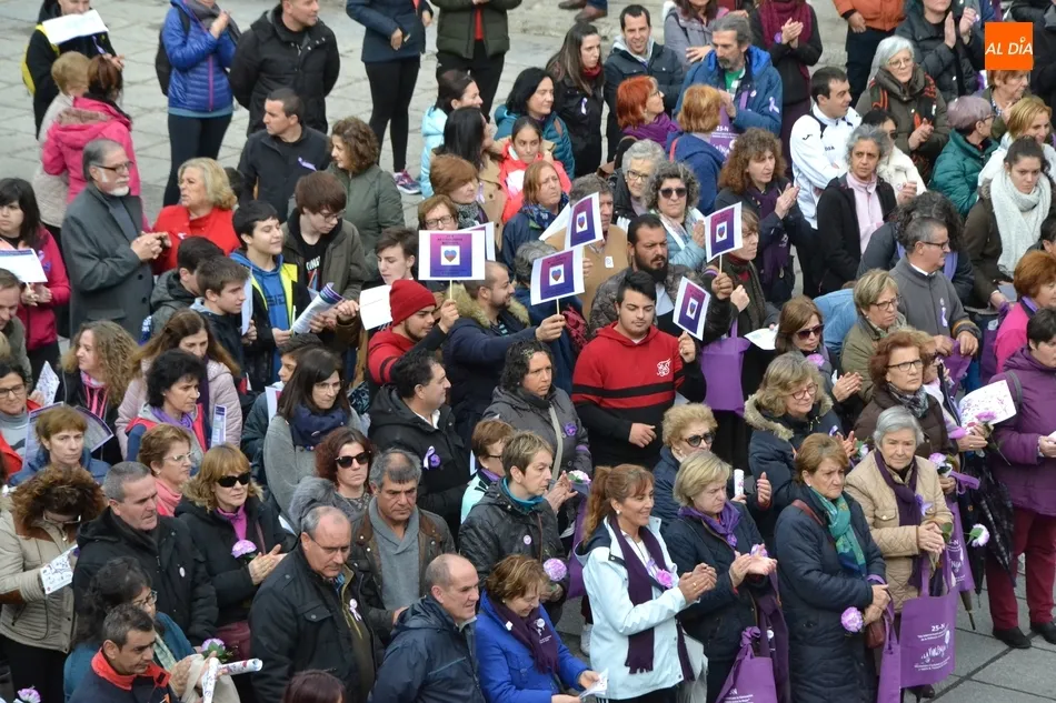 Cerca de 500 personas recorren las calles en busca de las señales de alerta contra el maltrato  