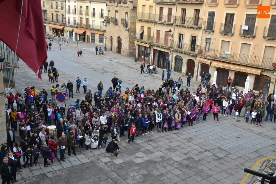 Foto 10 - Cerca de 500 personas recorren las calles en busca de las se&ntilde;ales de alerta contra el maltrato  