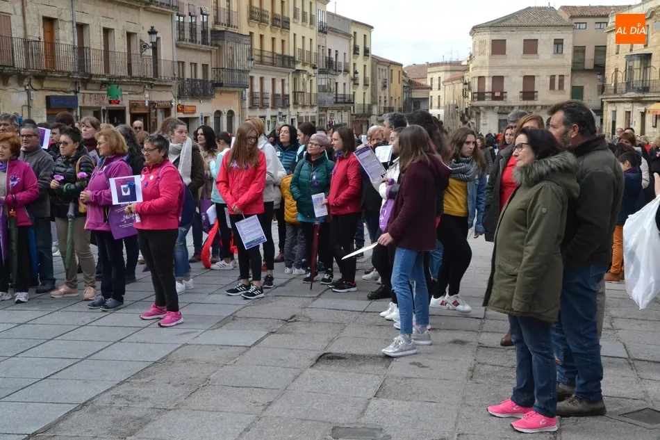 Foto 11 - Cerca de 500 personas recorren las calles en busca de las se&ntilde;ales de alerta contra el maltrato  