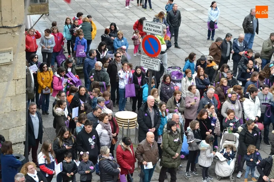 Foto 9 - Cerca de 500 personas recorren las calles en busca de las se&ntilde;ales de alerta contra el maltrato  