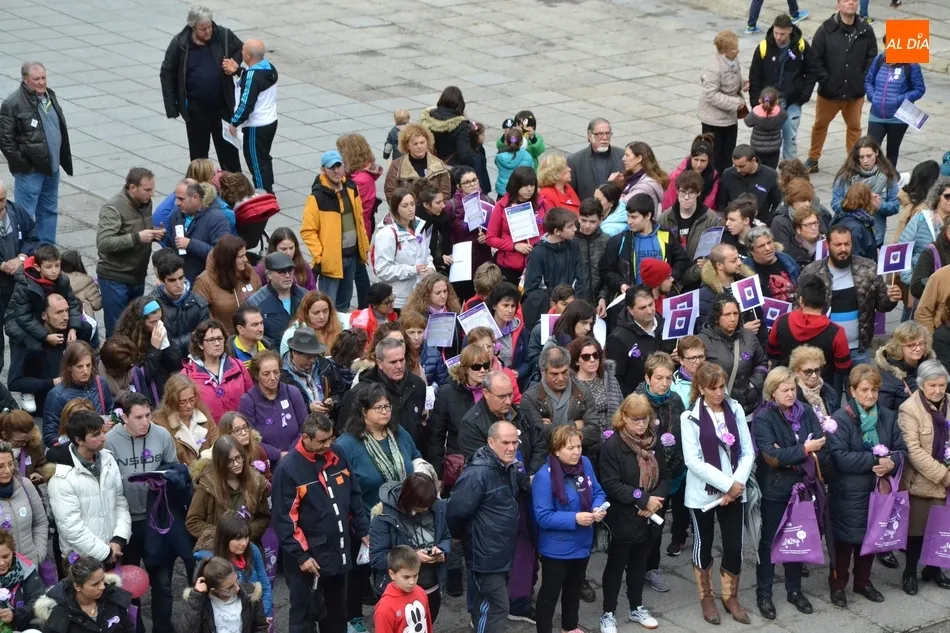 Foto 8 - Cerca de 500 personas recorren las calles en busca de las se&ntilde;ales de alerta contra el maltrato  