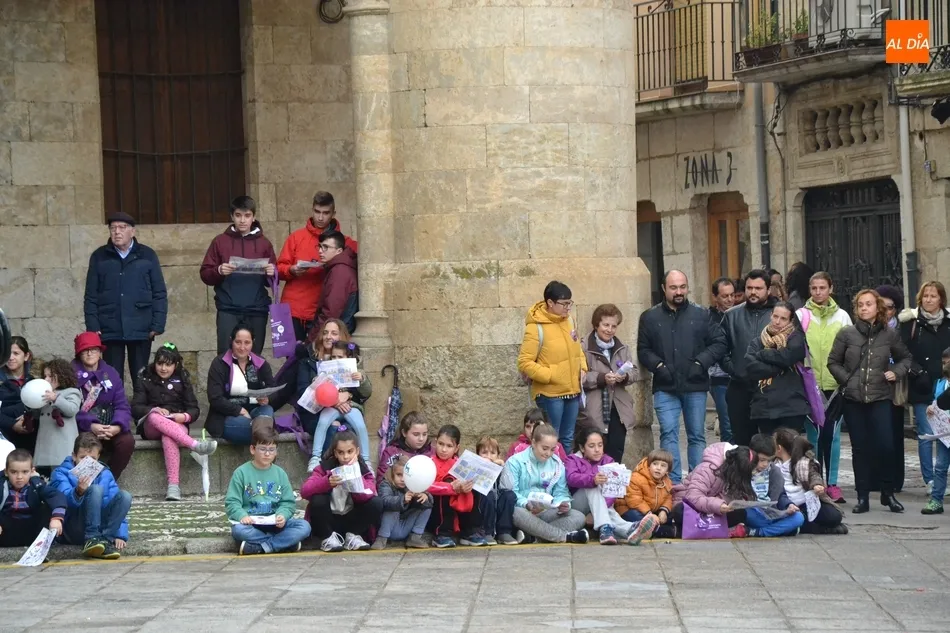 Foto 7 - Cerca de 500 personas recorren las calles en busca de las se&ntilde;ales de alerta contra el maltrato  