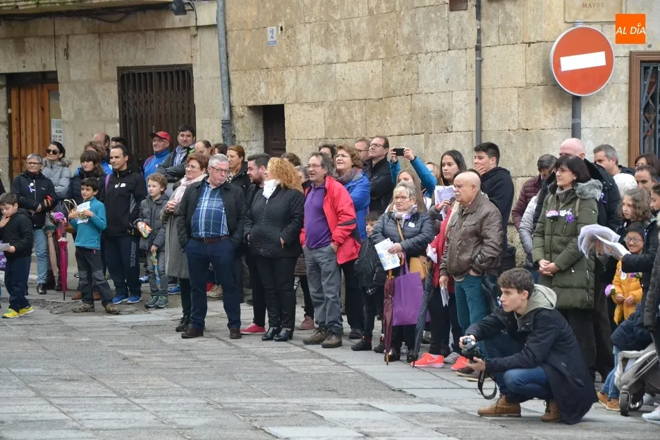 Foto 6 - Cerca de 500 personas recorren las calles en busca de las se&ntilde;ales de alerta contra el maltrato  