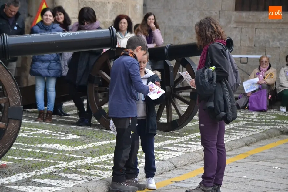 Foto 4 - Cerca de 500 personas recorren las calles en busca de las se&ntilde;ales de alerta contra el maltrato  