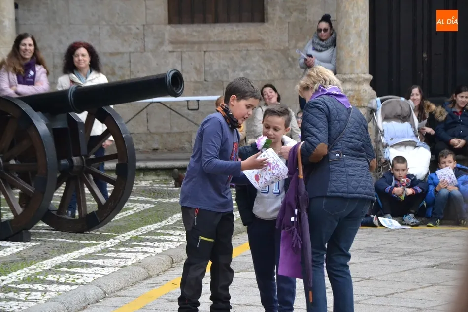 Foto 2 - Cerca de 500 personas recorren las calles en busca de las se&ntilde;ales de alerta contra el maltrato  