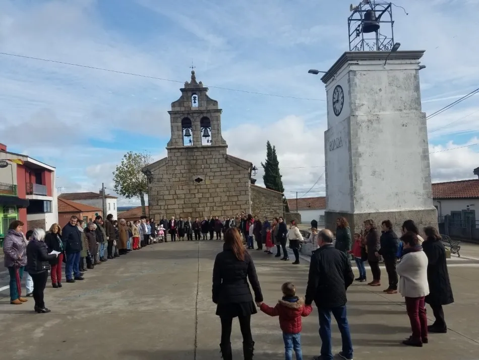 Foto 2 - Los vecinos de Boada conforman un gran lazo humano contra la violencia de g&eacute;nero  