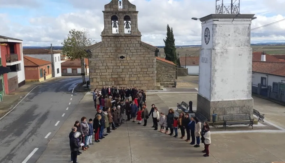 Los vecinos de Boada conforman un gran lazo humano contra la violencia de género  