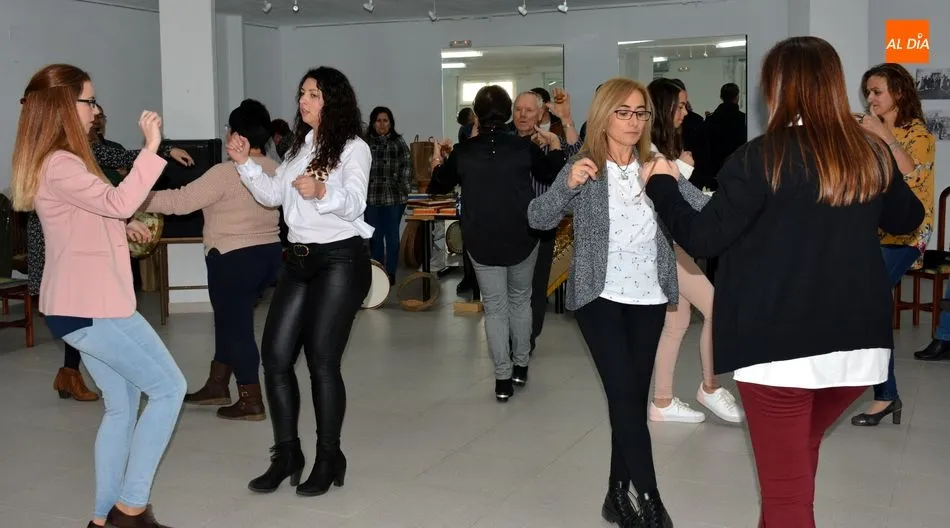 El grupo Sta. María de Liminares ofreció una exhibición de bailes charros / E. Corredera
