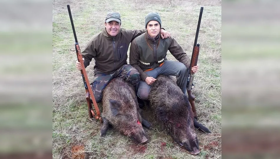 Jesús García Villoria y Alberto García Vicente con sus dos extraordinarios jabalíes