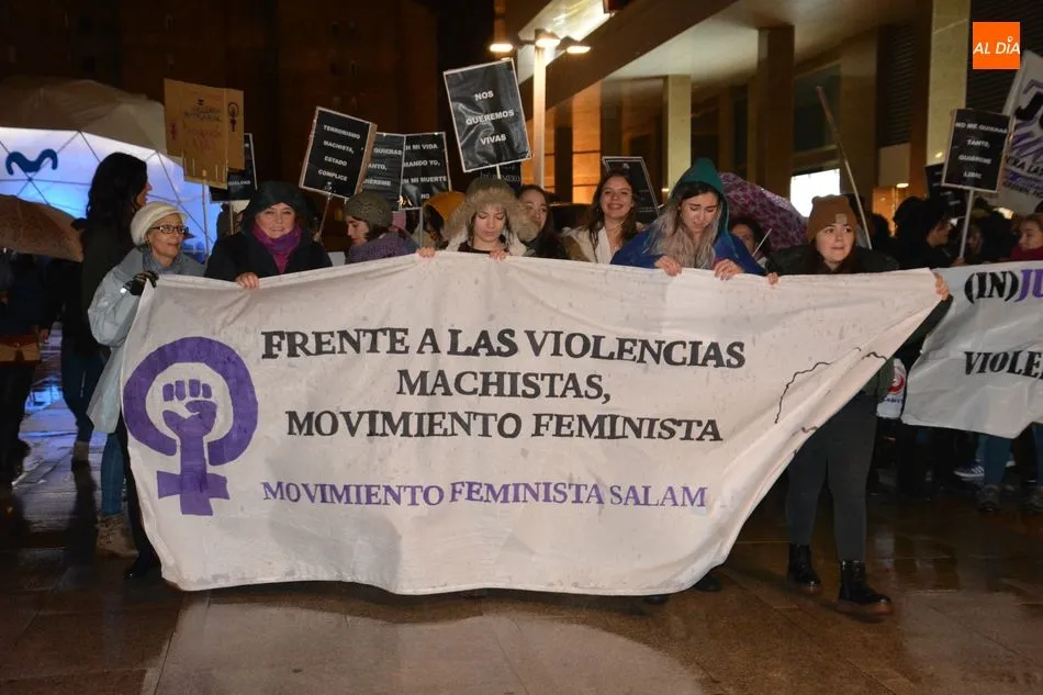 Foto 11 - Multitudinaria manifestaci&oacute;n en apoyo a las v&iacute;ctimas de violencia de g&eacute;nero  