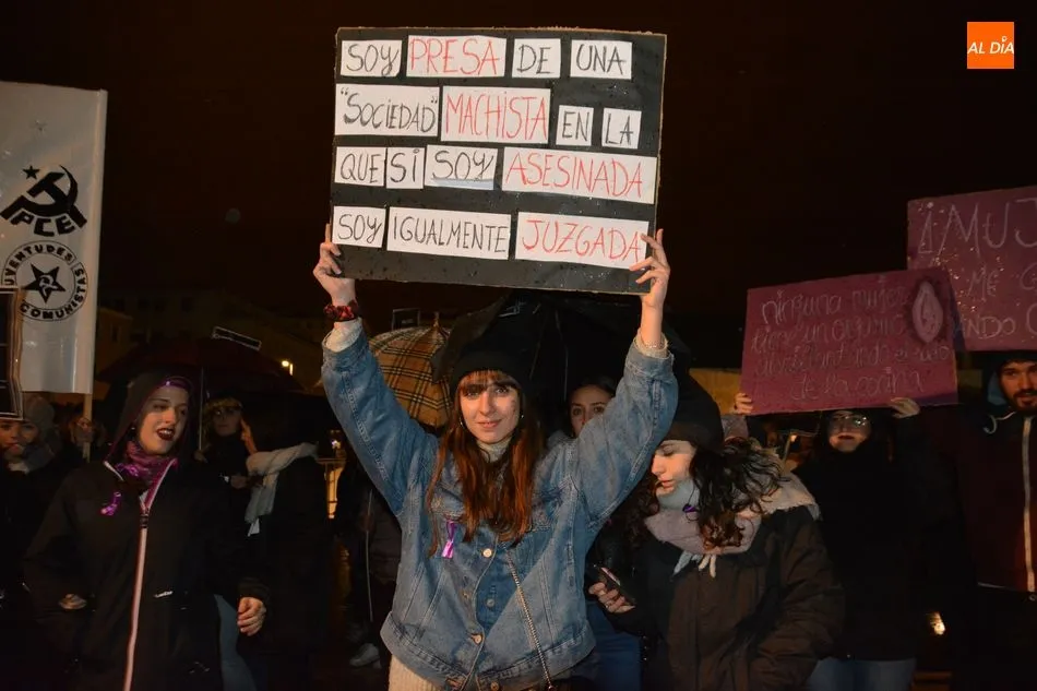 Foto 10 - Multitudinaria manifestaci&oacute;n en apoyo a las v&iacute;ctimas de violencia de g&eacute;nero  