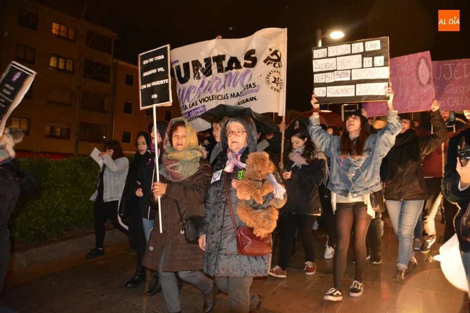 Foto 9 - Multitudinaria manifestaci&oacute;n en apoyo a las v&iacute;ctimas de violencia de g&eacute;nero  