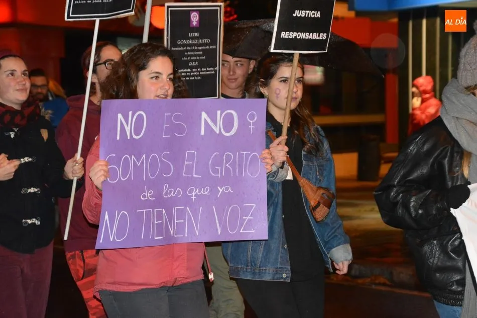 Foto 6 - Multitudinaria manifestaci&oacute;n en apoyo a las v&iacute;ctimas de violencia de g&eacute;nero  
