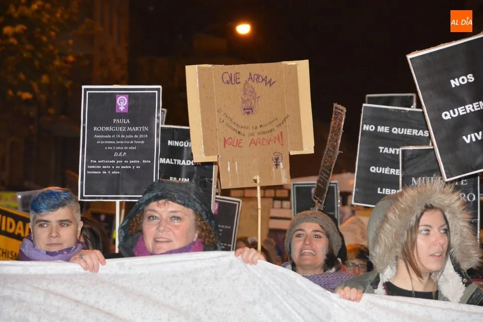 Foto 5 - Multitudinaria manifestaci&oacute;n en apoyo a las v&iacute;ctimas de violencia de g&eacute;nero  