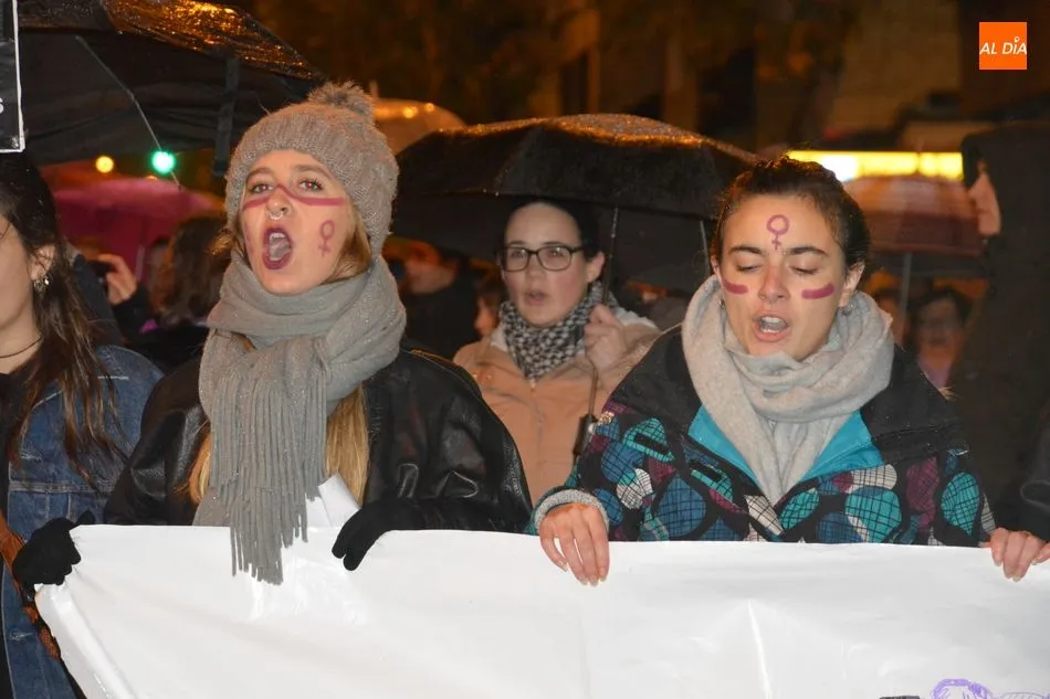 Foto 4 - Multitudinaria manifestaci&oacute;n en apoyo a las v&iacute;ctimas de violencia de g&eacute;nero  