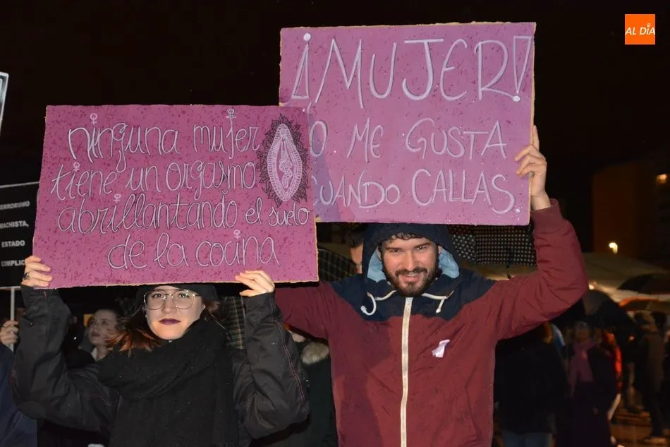 Foto 2 - Multitudinaria manifestaci&oacute;n en apoyo a las v&iacute;ctimas de violencia de g&eacute;nero  