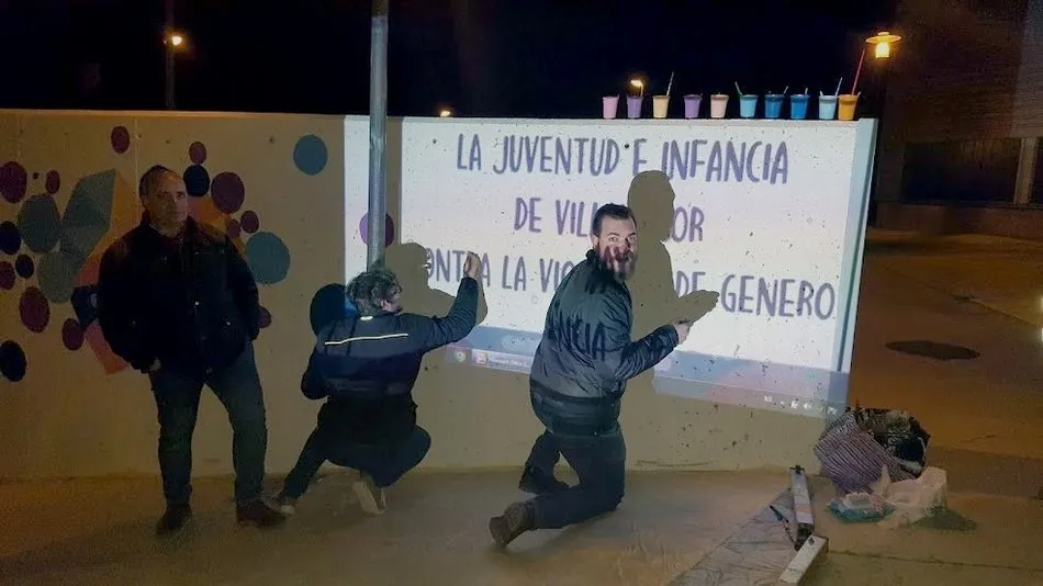 Foto 2 - Los ni&ntilde;os y j&oacute;venes de Villamayor realizan un mural en contra de la violencia de g&eacute;nero  