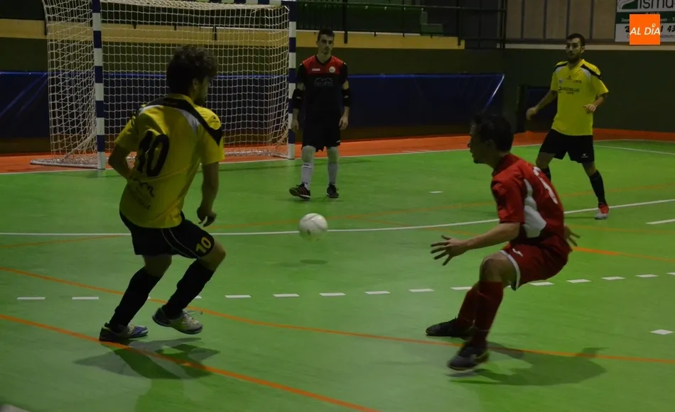 Foto 6 - Arturo y Cholo traducen a goles el dominio coral del III Senior sobre el FS San Jos&eacute;  