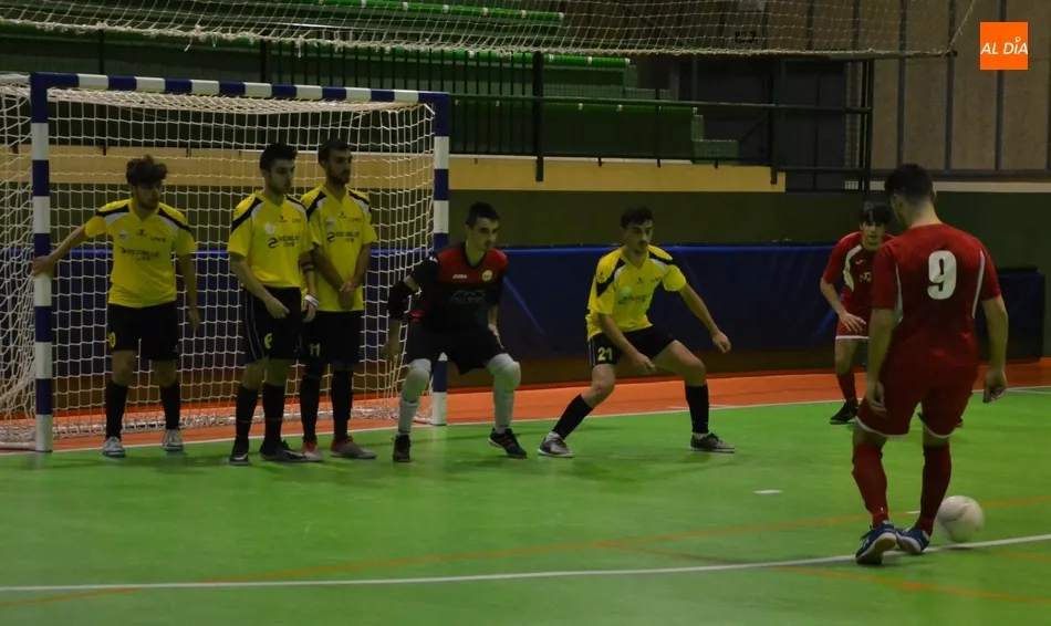 Foto 5 - Arturo y Cholo traducen a goles el dominio coral del III Senior sobre el FS San Jos&eacute;  