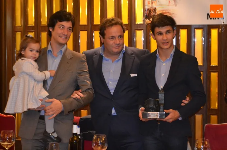 Foto 8 - Manuel Diosleguarde recoge el trofeo a la mejor faena de la Feria de Pe&ntilde;aranda