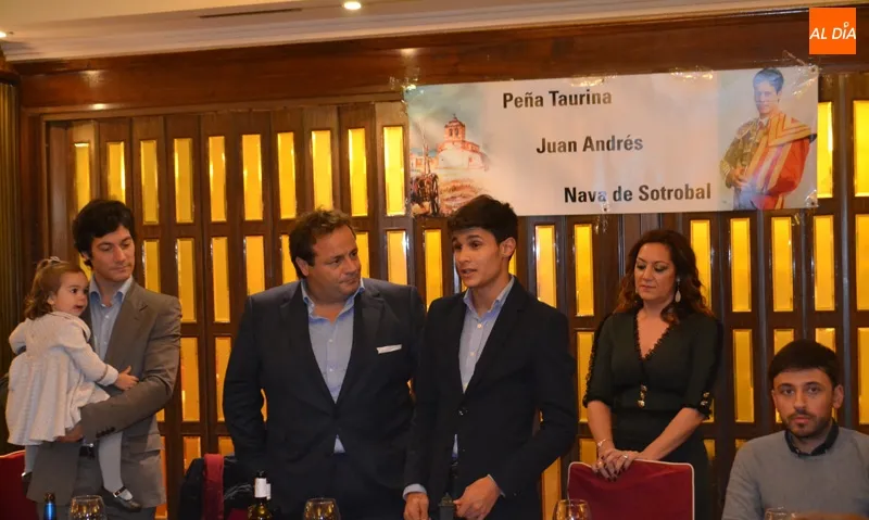 Foto 6 - Manuel Diosleguarde recoge el trofeo a la mejor faena de la Feria de Pe&ntilde;aranda