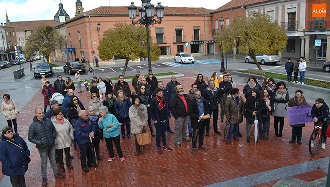 Decenas de peñarandinos participaban en la concentración en recuerdo de las mujeres fallecidas por la violencia de género