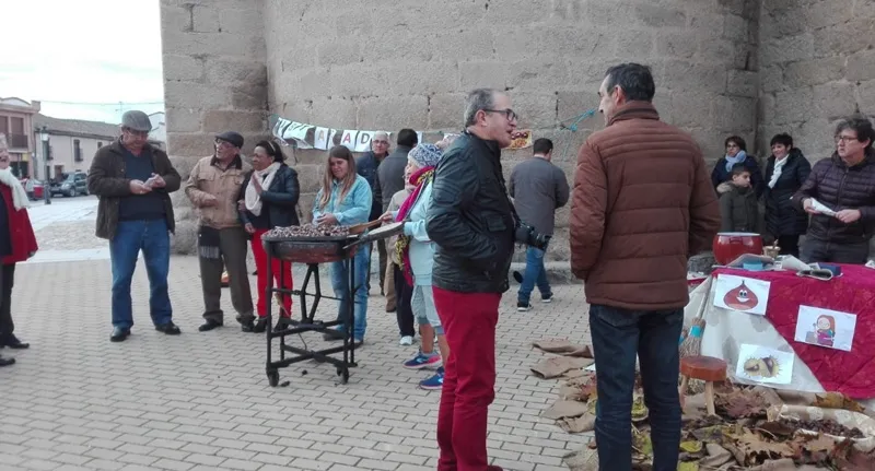 La Fiesta de la Castaña congregaba a numerosos vecinos en la Plaza Mayor de Macotera