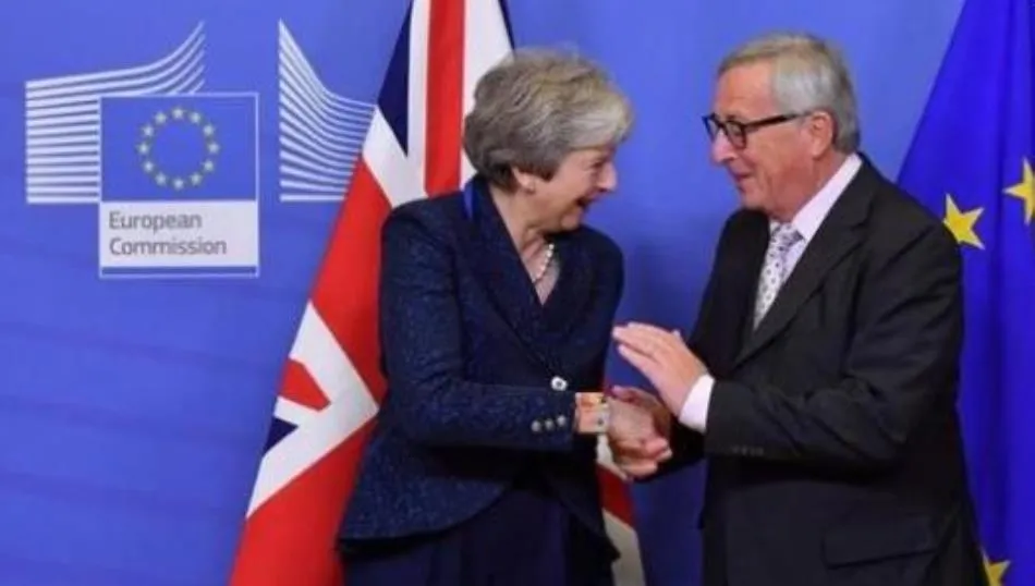 La primera ministra británica, Theresa May, junto a Jean-Claude Juncker, presidente de la Comisión Europea