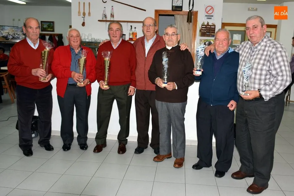Campeones, subcampeones y el presidente de la Asociación Liminares, organizadora del certamen / E. Corredera