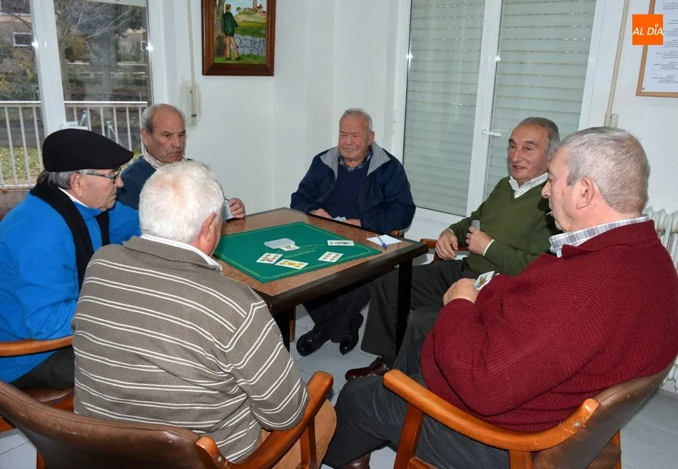 Foto 2 - Los veteranos ganan el XVII Campeonato de Brisca en el hogar del jubilado de Lumbrales