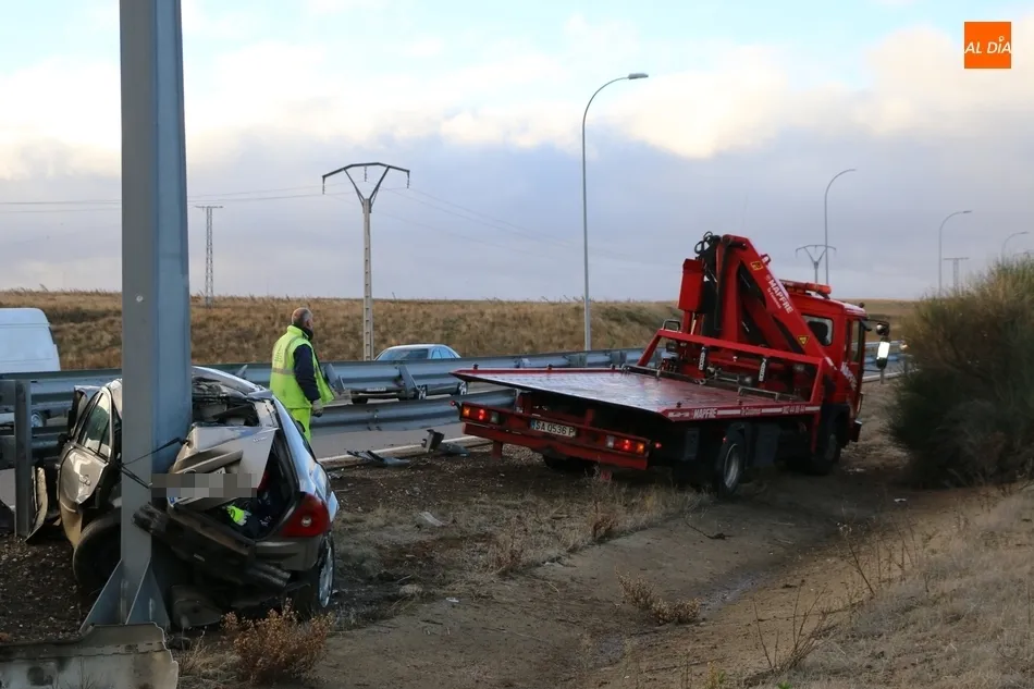 Foto 11 - Un hombre de 21 a&ntilde;os resulta herido tras salirse con el veh&iacute;culo en la A-62 en Salamanca