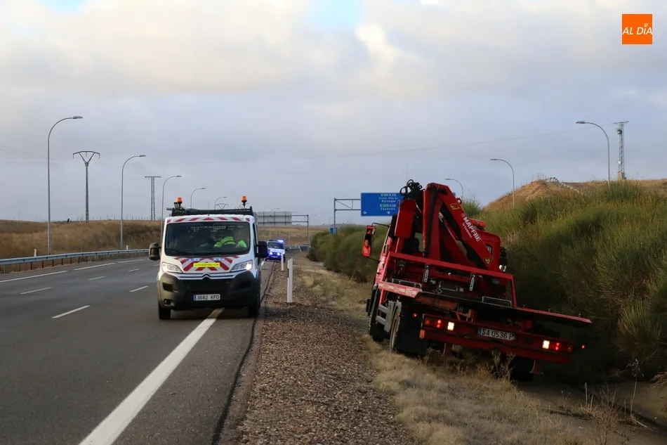 Foto 10 - Un hombre de 21 a&ntilde;os resulta herido tras salirse con el veh&iacute;culo en la A-62 en Salamanca