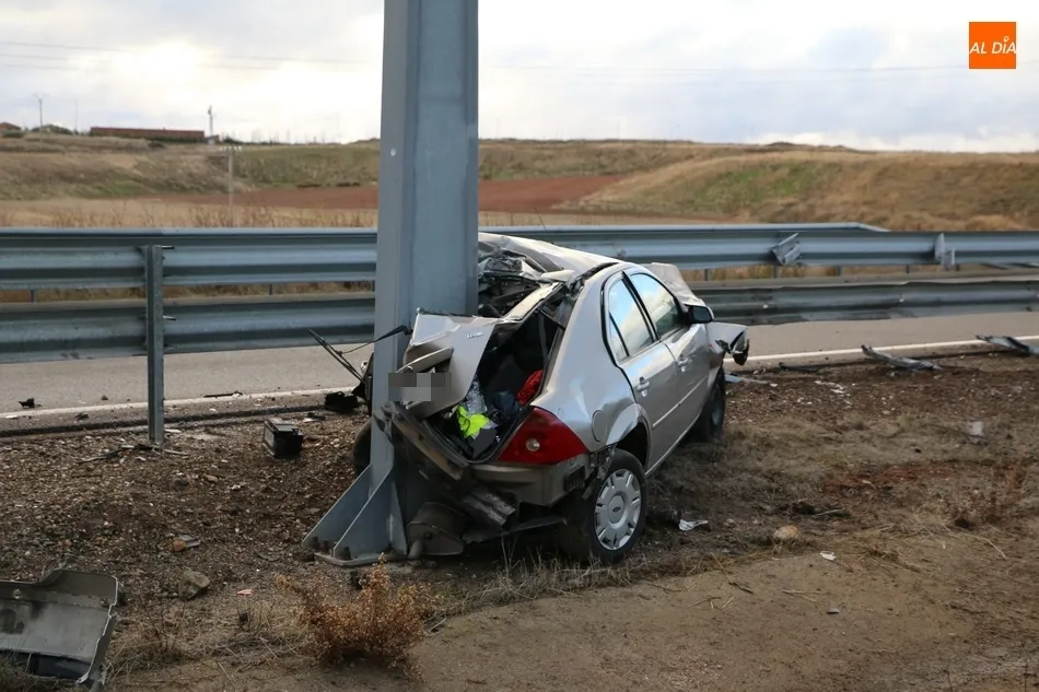 Foto 9 - Un hombre de 21 a&ntilde;os resulta herido tras salirse con el veh&iacute;culo en la A-62 en Salamanca