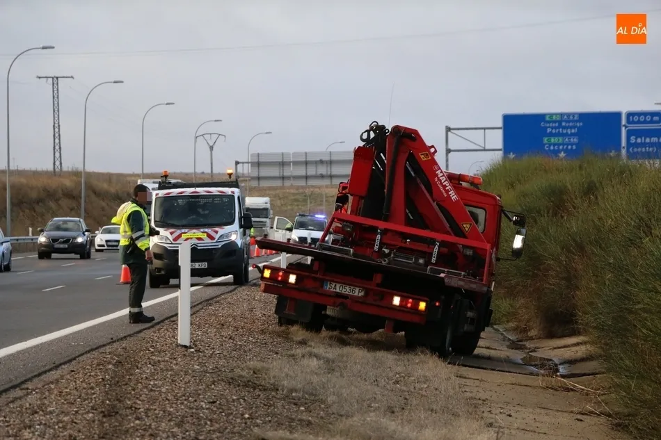 Foto 8 - Un hombre de 21 a&ntilde;os resulta herido tras salirse con el veh&iacute;culo en la A-62 en Salamanca