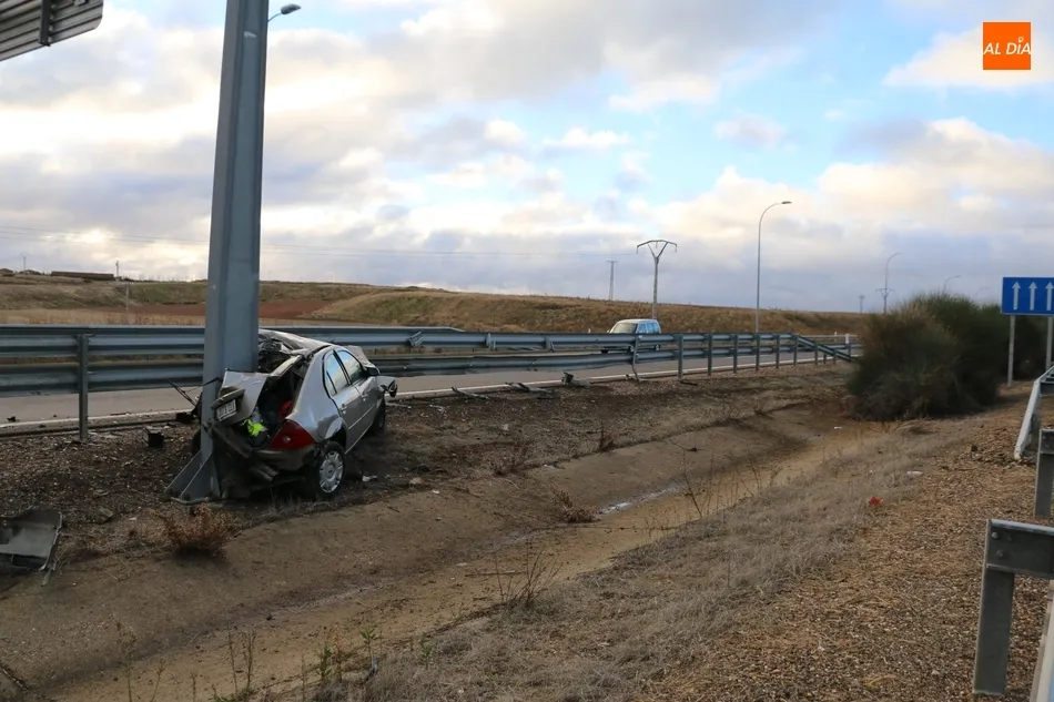Foto 7 - Un hombre de 21 a&ntilde;os resulta herido tras salirse con el veh&iacute;culo en la A-62 en Salamanca