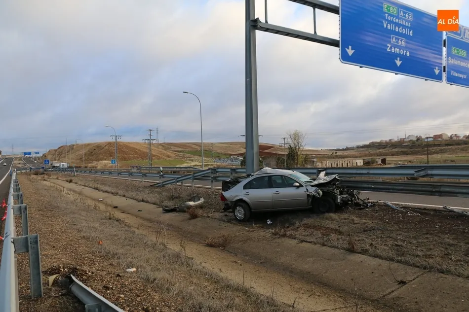 Foto 6 - Un hombre de 21 a&ntilde;os resulta herido tras salirse con el veh&iacute;culo en la A-62 en Salamanca