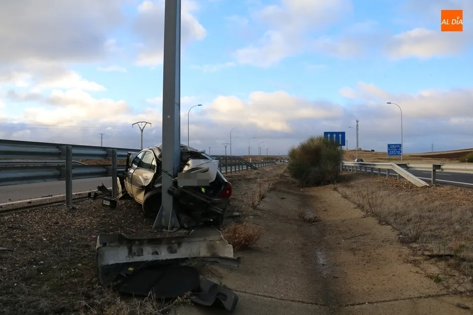 Foto 5 - Un hombre de 21 a&ntilde;os resulta herido tras salirse con el veh&iacute;culo en la A-62 en Salamanca