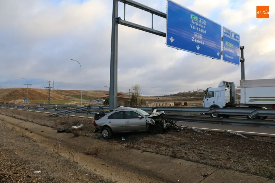 Foto 4 - Un hombre de 21 a&ntilde;os resulta herido tras salirse con el veh&iacute;culo en la A-62 en Salamanca