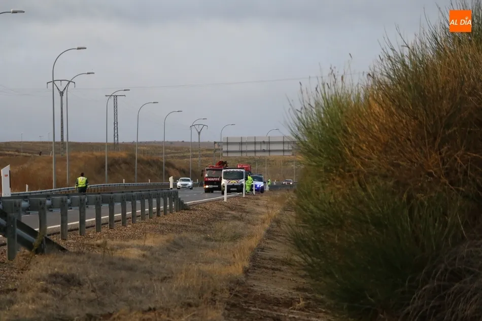 Foto 3 - Un hombre de 21 a&ntilde;os resulta herido tras salirse con el veh&iacute;culo en la A-62 en Salamanca